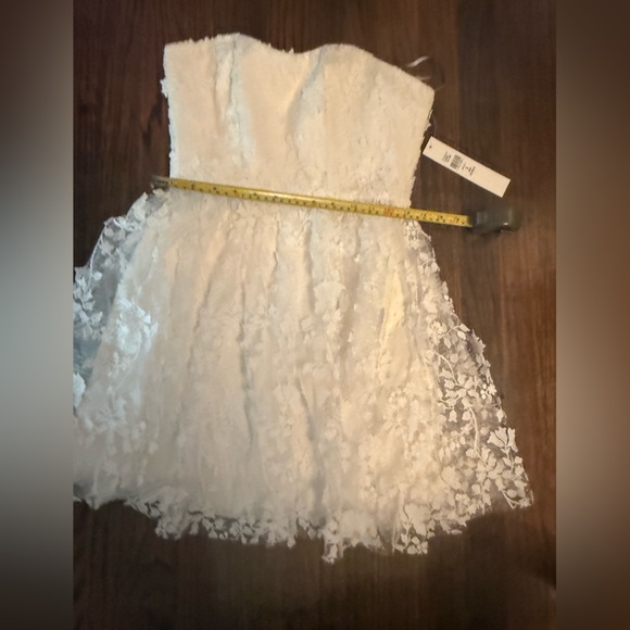 Gorgeous Monique Lluillier embroidered strapless mini dress - Picture 8 of 8